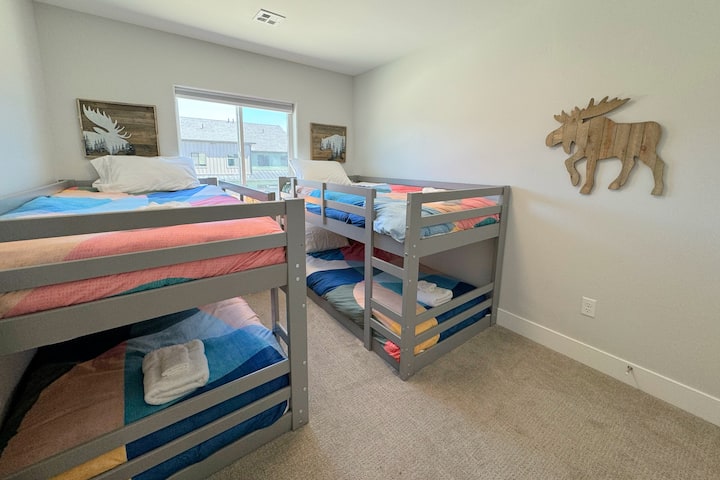 Dhoma e gjumit #3 ka katër krevate, të gjithë binjakë — të përkryer për fëmijët!