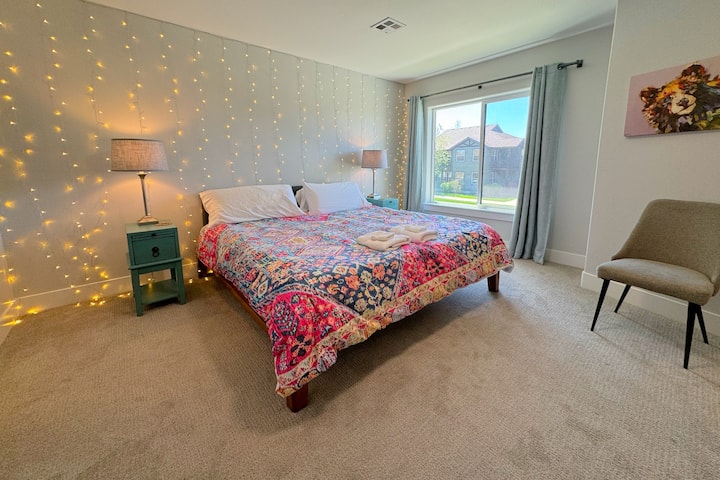 Dhoma kryesore e gjumit me hapësirë të bollshme ka një krevat dopio "king", një dollap të madh shëtitës, një televizor me ekran të sheshtë dhe një banjë en suite.