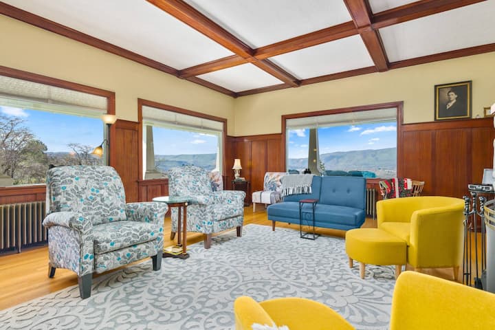 Stunning Views of the Gorge, Huge Deck, Billiards