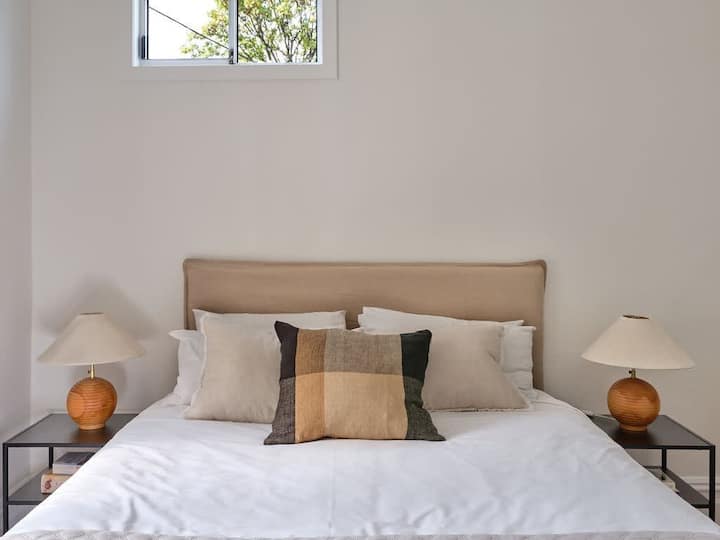 Chumba kikuu cha kulala kilicho na kitanda cha kifalme.