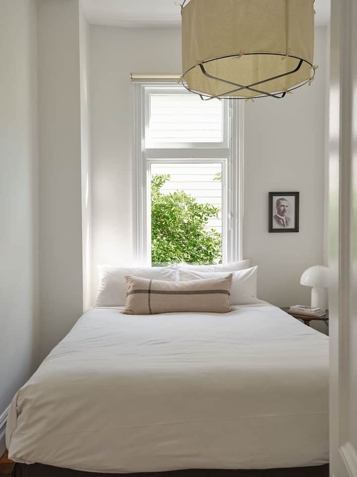 Chumba cha 2 cha kulala kilicho na kitanda aina ya queen.