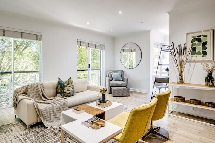 Contemporary Apartment close to the Radisson (Majo gallery image 2