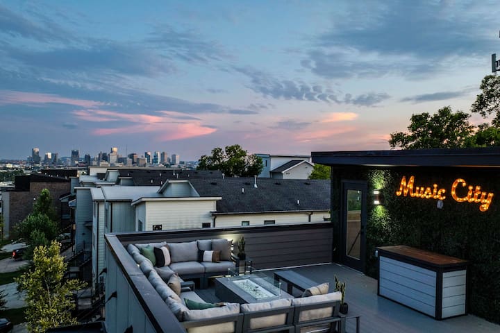 Modern Stunner! Rooftop Views,5 min to DT,Hot Tub gallery image 3