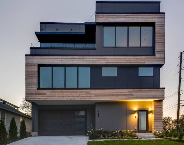 Modern Stunner! Rooftop Views,5 min to DT,Hot Tub