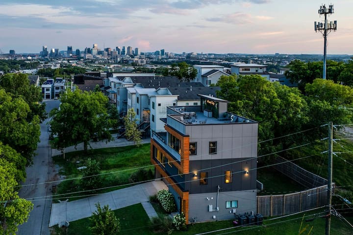 Modern Stunner! Rooftop Views,5 min to DT,Hot Tub gallery image 5