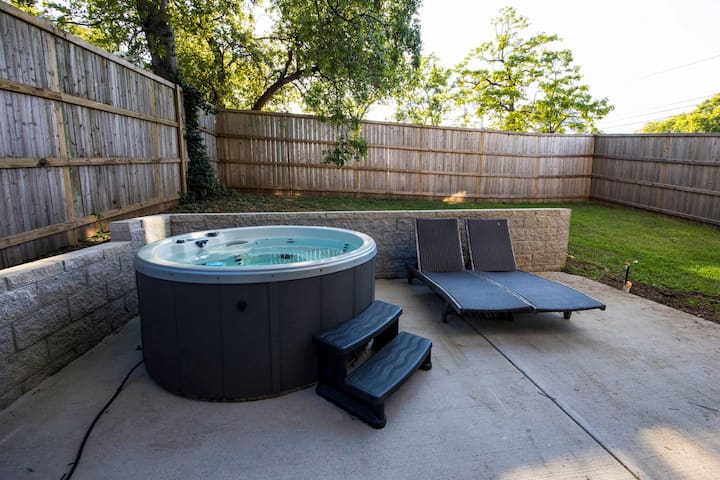 Modern Stunner! Rooftop Views,5 min to DT,Hot Tub gallery image 4