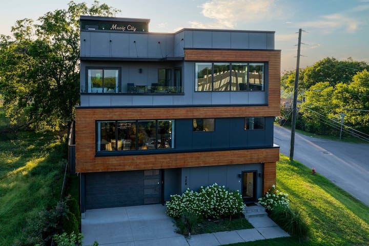 Modern Stunner! Rooftop Views,5 min to DT,Hot Tub gallery image 2