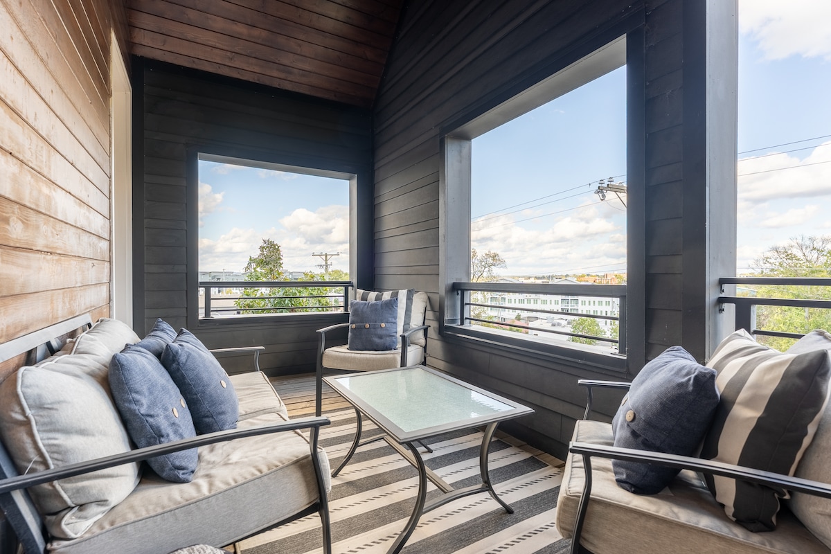 The Onyx Opal: 3BR Retreat w/ Balcony + Game Room - Houses for