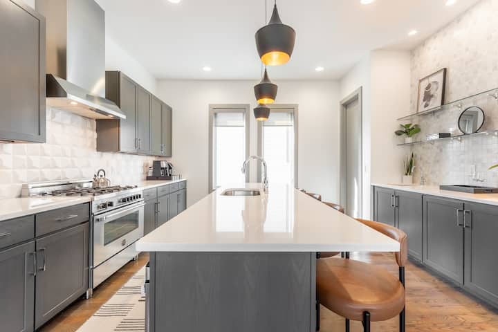 The Onyx Opal: 3BR Retreat w/ Balcony + Game Room - Houses for