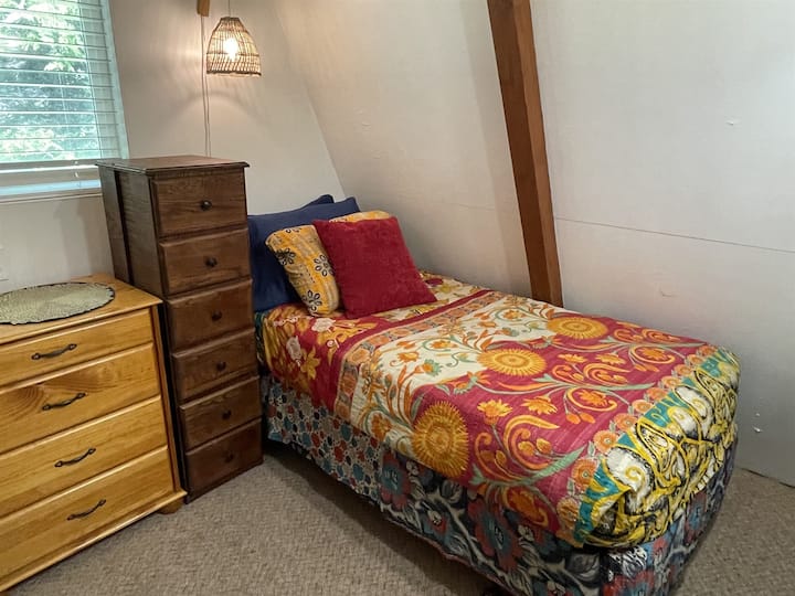 سرير مزدوج في الطابق العلوي