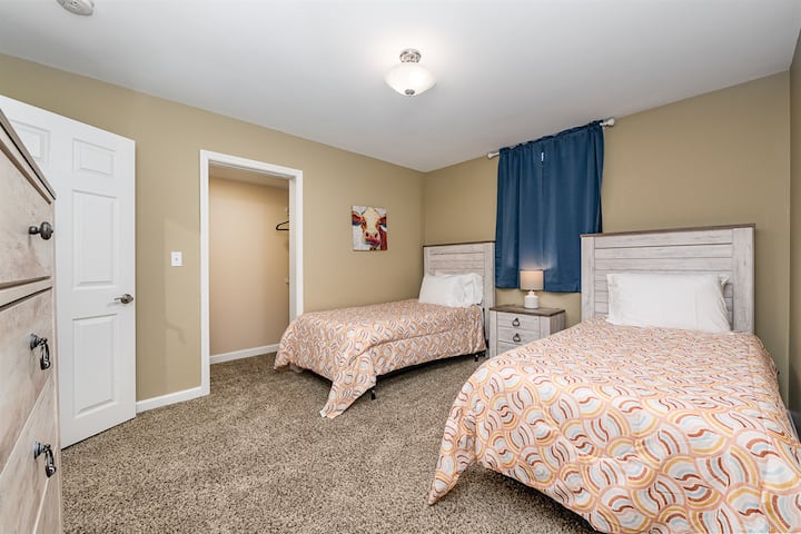 חדר השינה הרביעי נמצא למטה ויש בו שתי מיטות נפרדות עם אחסון