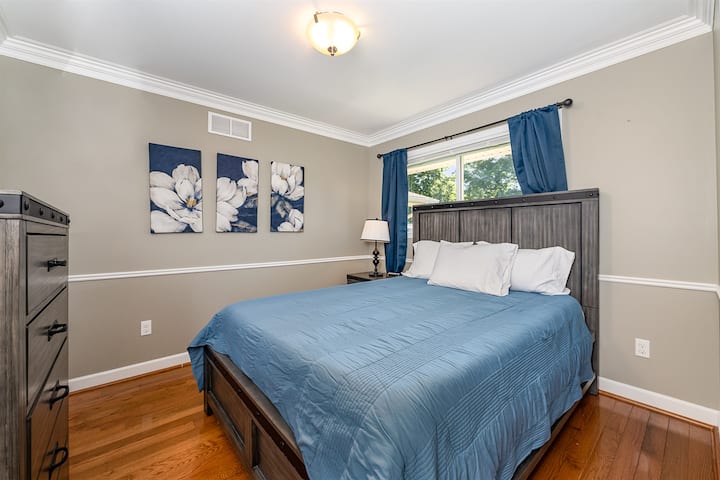 חדר השינה השני ממוקם בקומה הראשונה, יש בו מיטת קווין סייז, טלוויזיה חכמה בגודל 43אינץ ', וכולל שפע של מקום אחסון לשהייה שלכם!