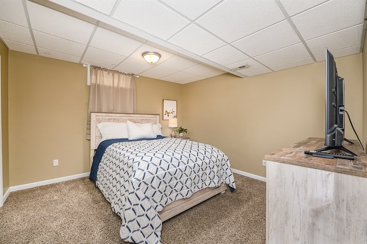 למטה נמצא חדר השינה השלישי שלנו שיש בו מיטת קווין סייז וטלוויזיה חכמה בגודל 43אינץ '!