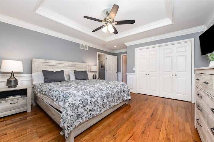 בחדר השינה הראשי שלנו יש מיטת קינג סייז, הוא ממוקם בקומה הראשונה, והוא מרווח מאוד עם שפע של מקום אחסון.