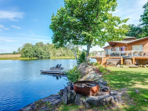 Private waterfront cottage - hot tub & kayaks!