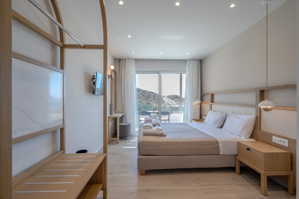 ห้องนอนที่อบอุ่นพร้อมเตียงคู่