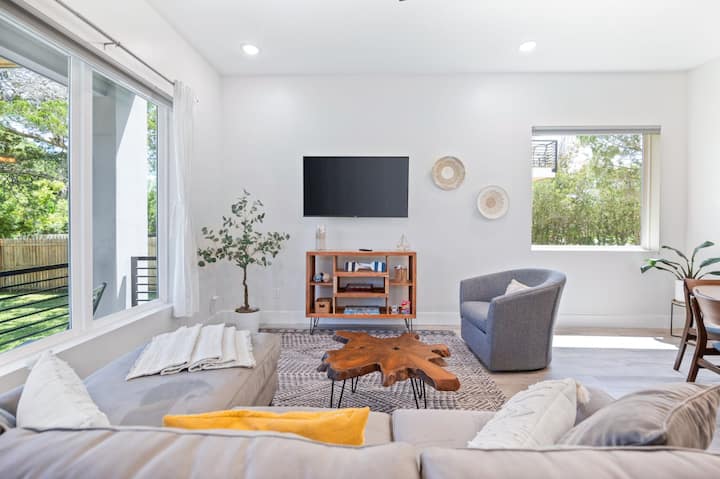 Pumzika kwenye sebule yenye starehe.