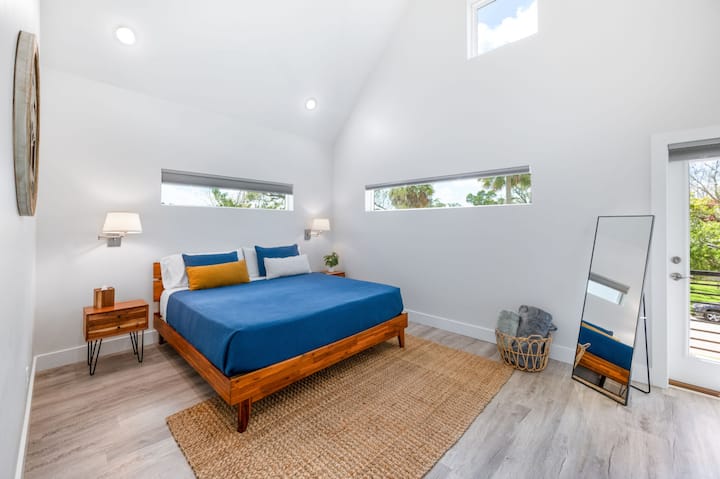 Blinds mahususi nyeusi na madirisha yenye rangi ya UV katika nyumba nzima