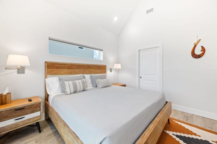 Master chumba cha kulala ni pamoja na King ukubwa Casper godoro, Pima pamba shuka, mito plush na kumbukumbu povu na mapazia blackout maximi yako ya kulala ubora.