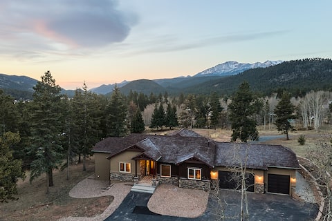Hot Tub & Views of Pikes Peak at Summit Lodge!