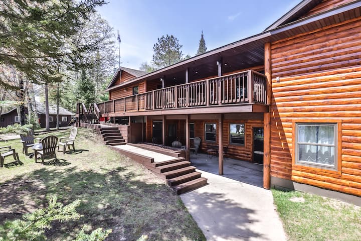 Remodeled lakeside lodge, fireplace, beach, dock!