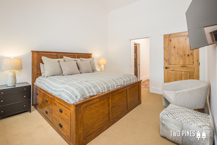 Kitanda aina ya King cha Chumba cha kulala cha 2 kilicho na Bafu lililoambatishwa