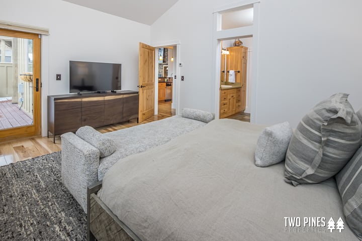 Chumba cha msingi cha kulala kilicho na Kitanda aina ya King na Ufikiaji wa Baraza