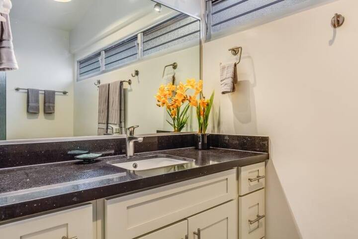 2 Bedroom Deluxe Ocean View – Waikīkī Shore PH11 gallery image 4