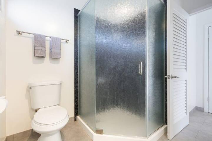 2 Bedroom Deluxe Ocean View – Waikīkī Shore PH11 gallery image 5