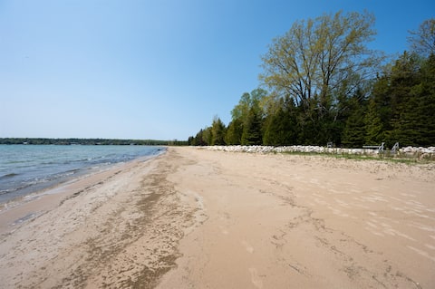 Fall Into Nature: Lakeside Retreat Near Trails