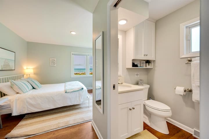 วิวห้องนอนควีนไซส์พร้อมห้องน้ำในตัว