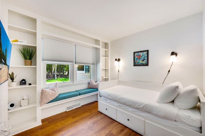 Twin Bedroom Twin DayBed + Trundle