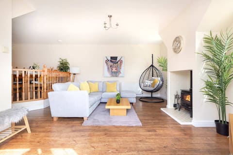 Greenknowes Cottage with Hot Tub & Fireplace