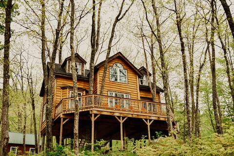 Treehouse in Maine Woods - The Grand Oak