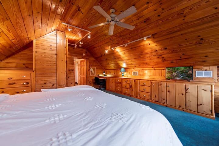 تتميز غرفة النوم الفاخرة بسرير كبير الحجم وحمام خاص