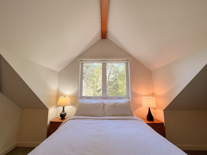 เตียงควีนไซส์ (Queen Bed