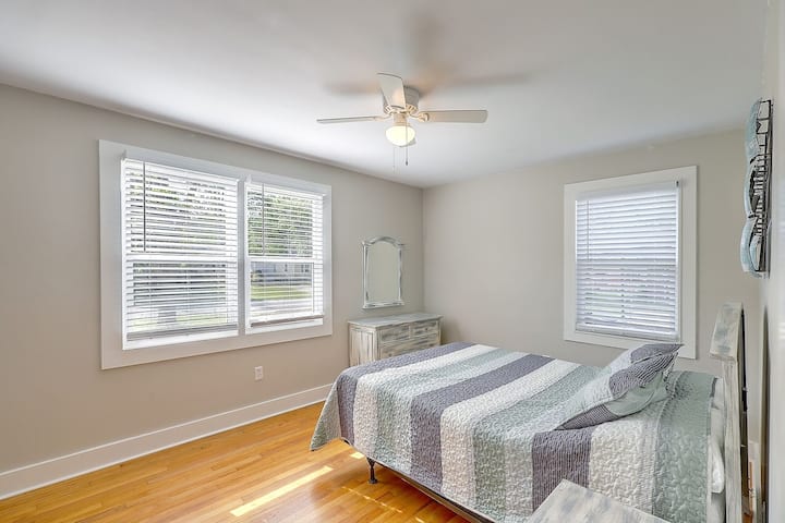 Chumba cha kulala cha wageni kilicho na kitanda cha malkia.