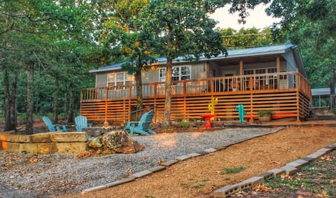 Lakefront Winter Getaway – Cozy & Festive!
