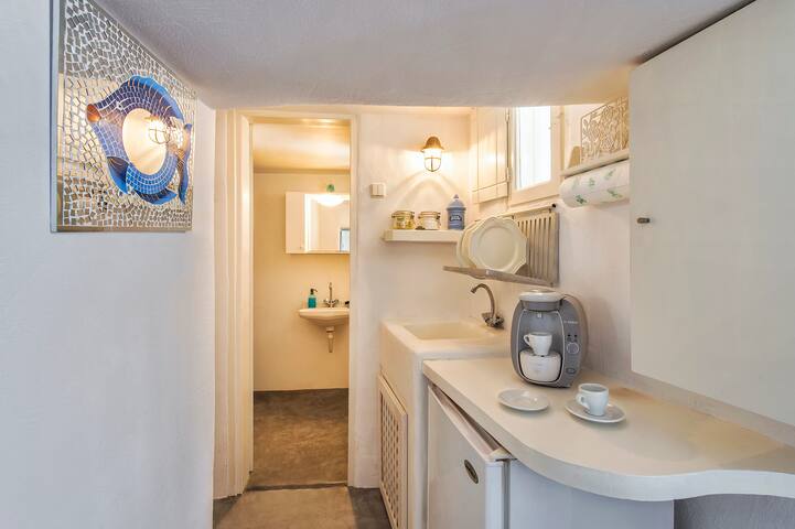 Pyrgos 3-Bed Villa, Sleeps 8, with Pool and AirCon gallery image 4