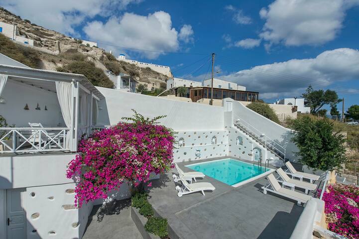 Pyrgos 3-Bed Villa, Sleeps 8, with Pool and AirCon