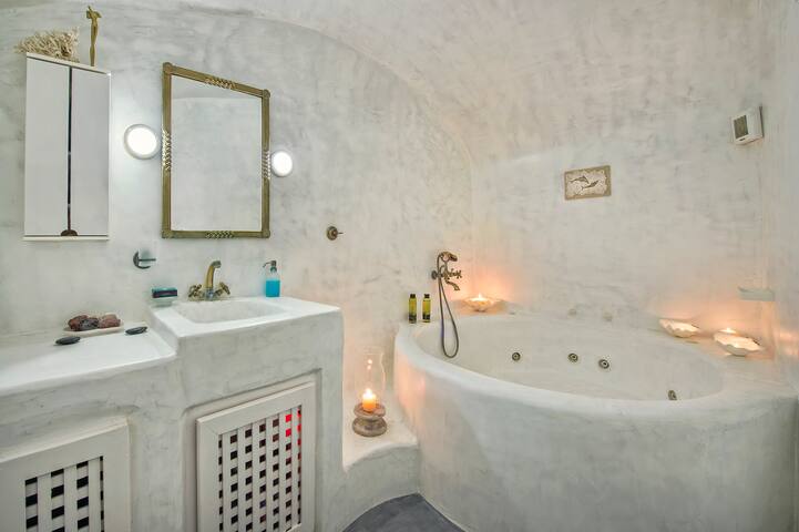 Pyrgos 3-Bed Villa, Sleeps 8, with Pool and AirCon gallery image 5