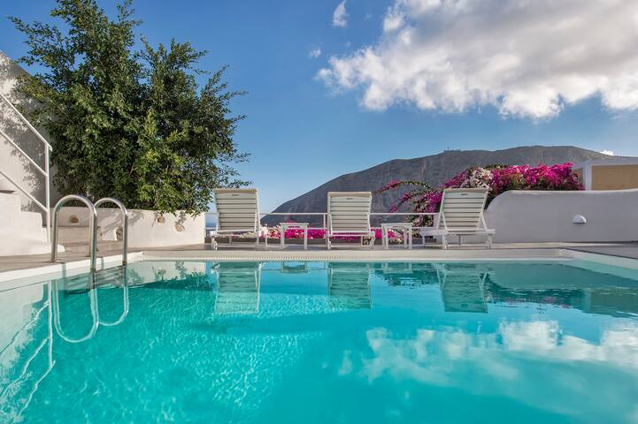 Pyrgos 3-Bed Villa, Sleeps 8, with Pool and AirCon gallery image 2
