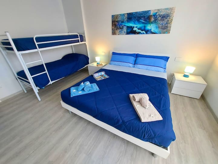 חדר שינה זוגי ומיטת קומתיים, עם מיזוג אוויר, Wi - Fi, טלוויזיה ומרפסת