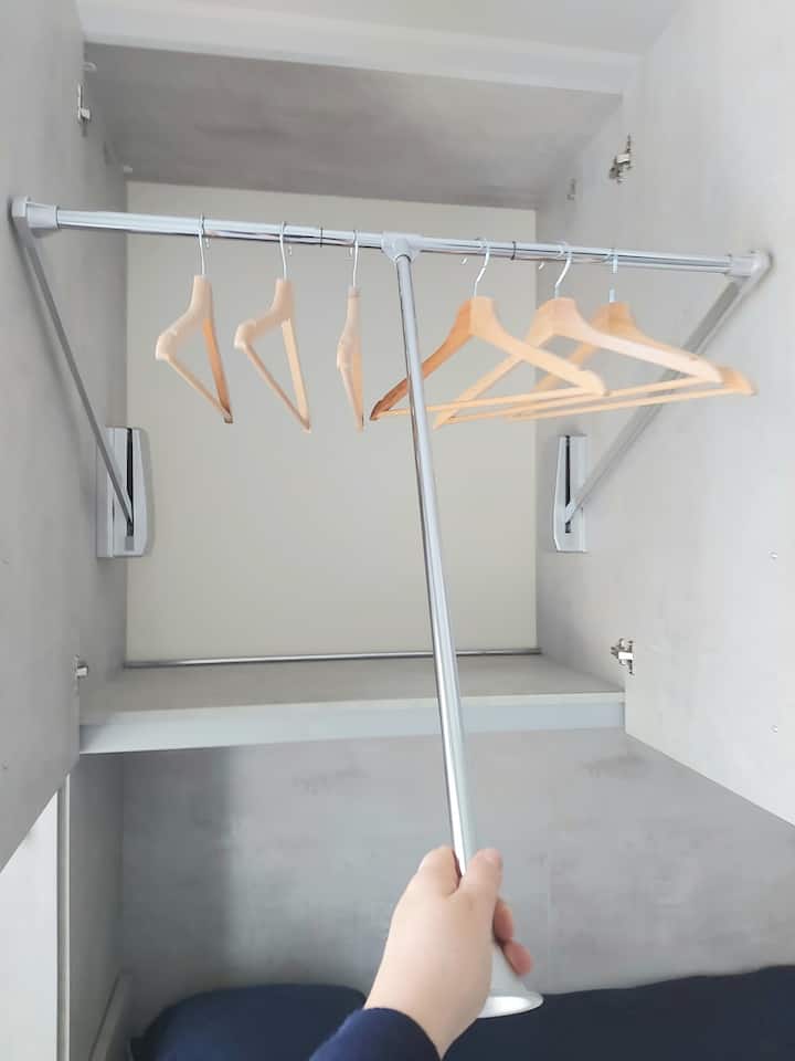 ארון דק בחדר השינה השני, עם מנגנון "להוריד" את הבגדים.