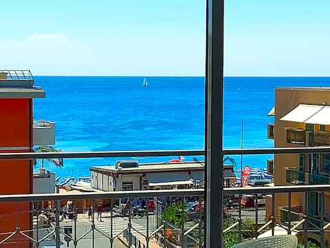 Giuly's house with sea view, private park, full op