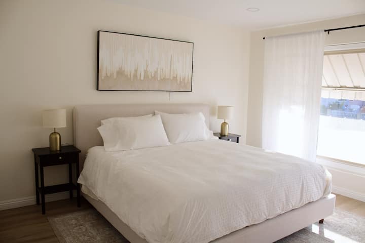 Gomile prirodnog svjetla u glavnoj spavaćoj sobi. Svjetiljke opremljene USB utikačima.