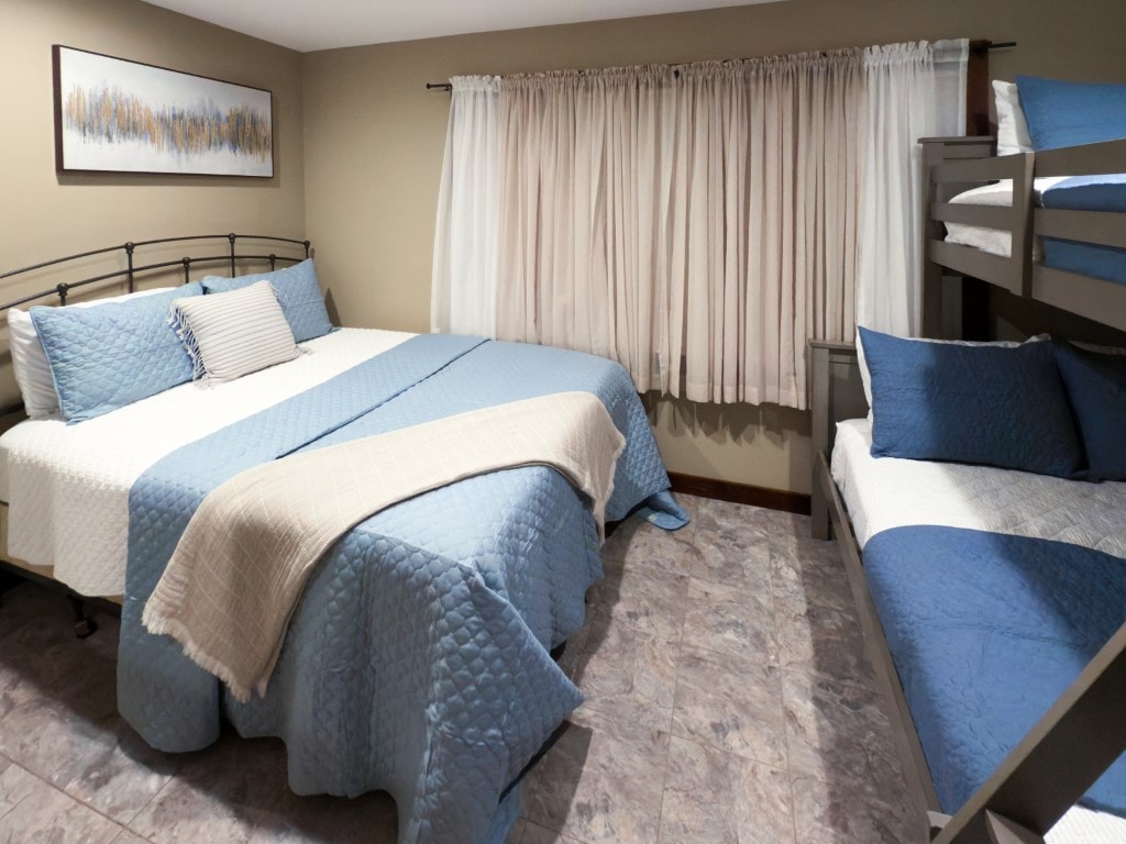 ห้องพักที่ออกแบบมาเพื่อความสะดวกสบายพร้อมเตียงสองชั้นเหมาะสำหรับการเข้าพักแบบครอบครัว