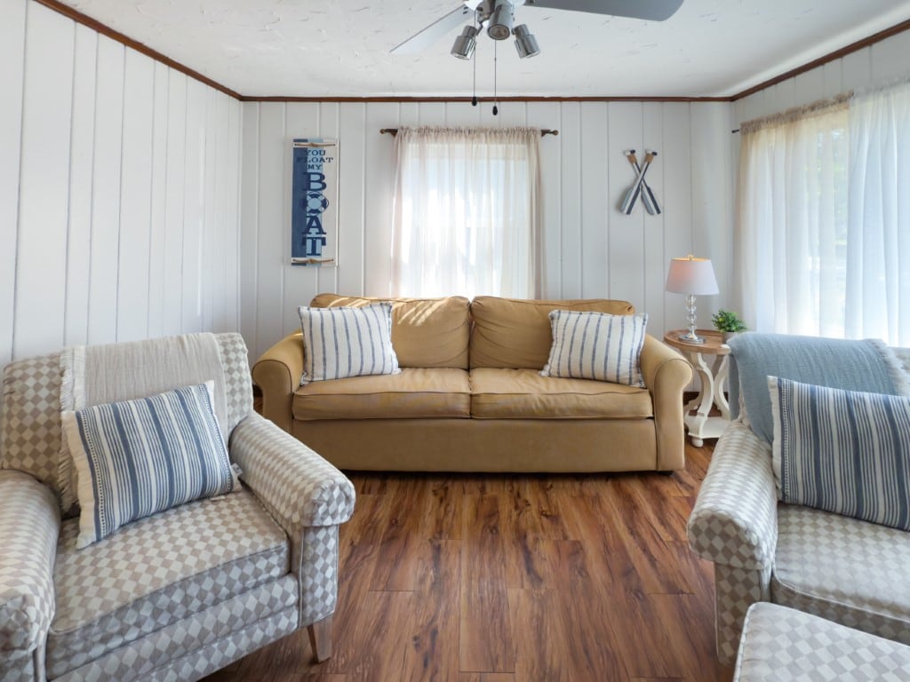 การจัดห้องนั่งเล่นที่เงียบสงบเหมาะสำหรับการผ่อนคลาย