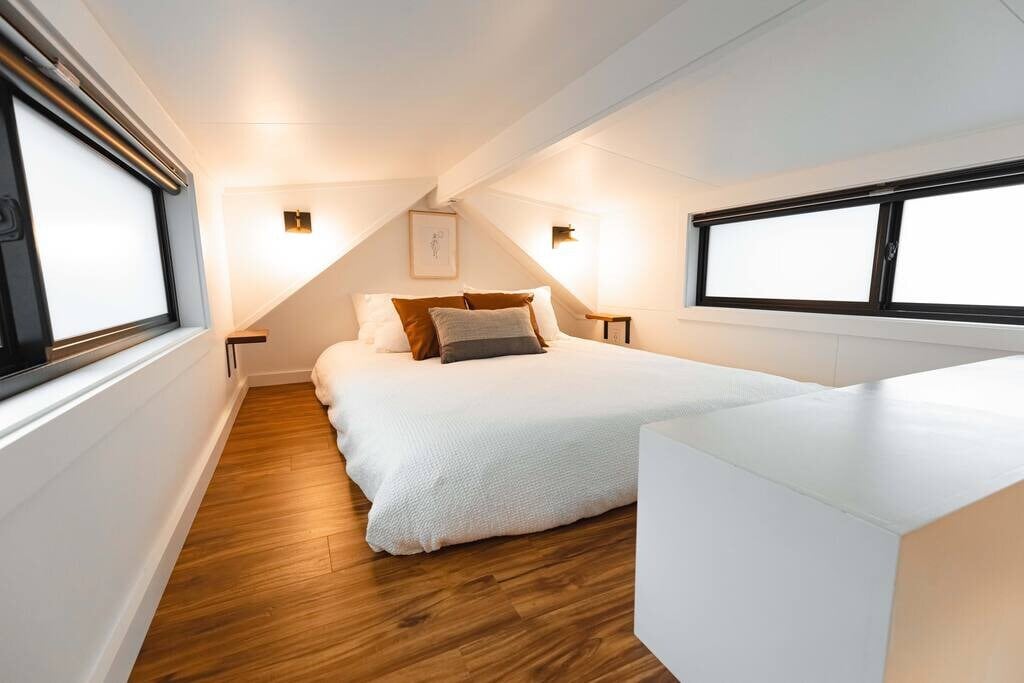 Нашето поткровје со брачна спална соба, достапно преку скали.