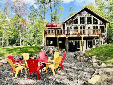 Pet-Friendly Lakeside Cottage w/ Kayaks and Canoe!